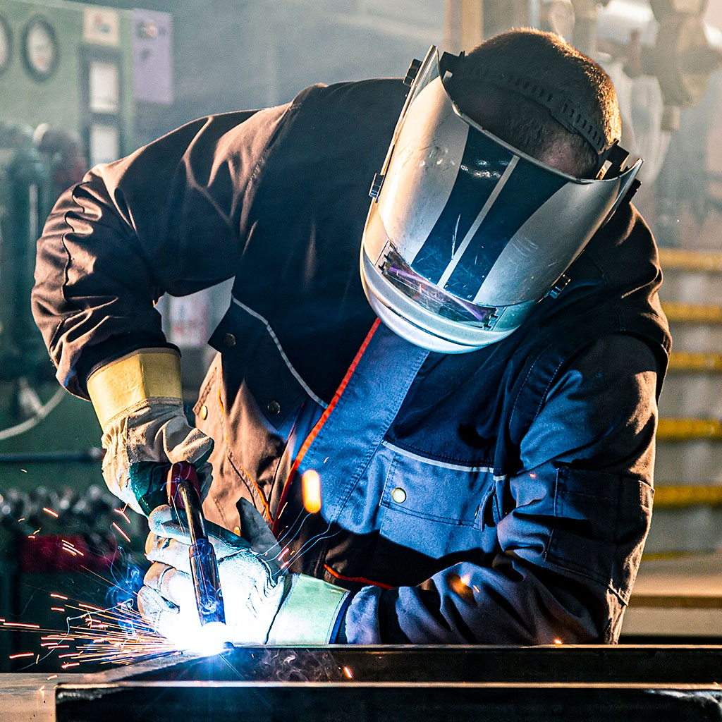 Schlosser, gerne auch Schweißer oder Land&shy;maschinen&shy;mechaniker (m/w/d)